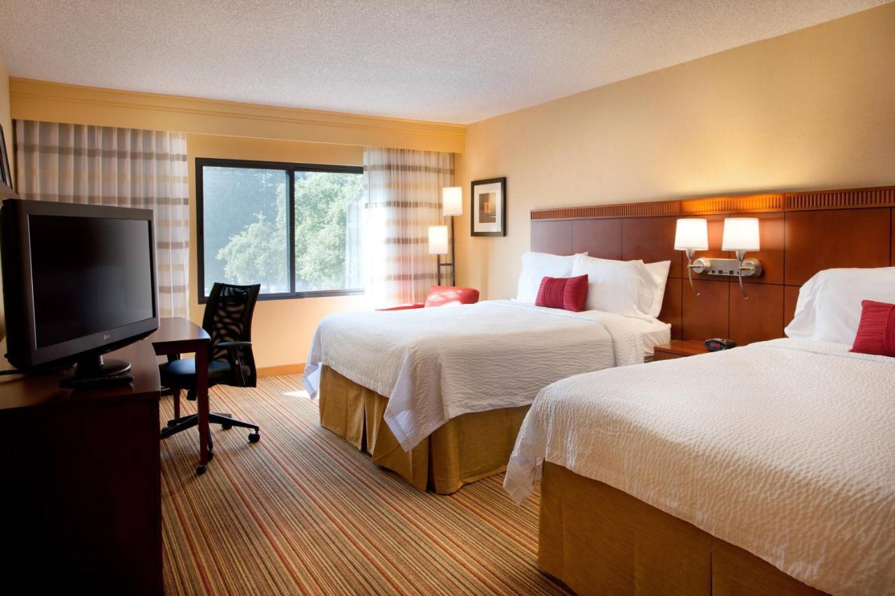 Отель Courtyard Sacramento Airport Natomas Экстерьер фото