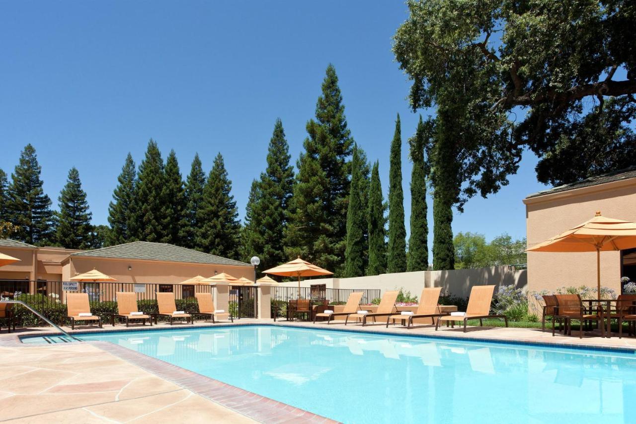 Отель Courtyard Sacramento Airport Natomas Экстерьер фото