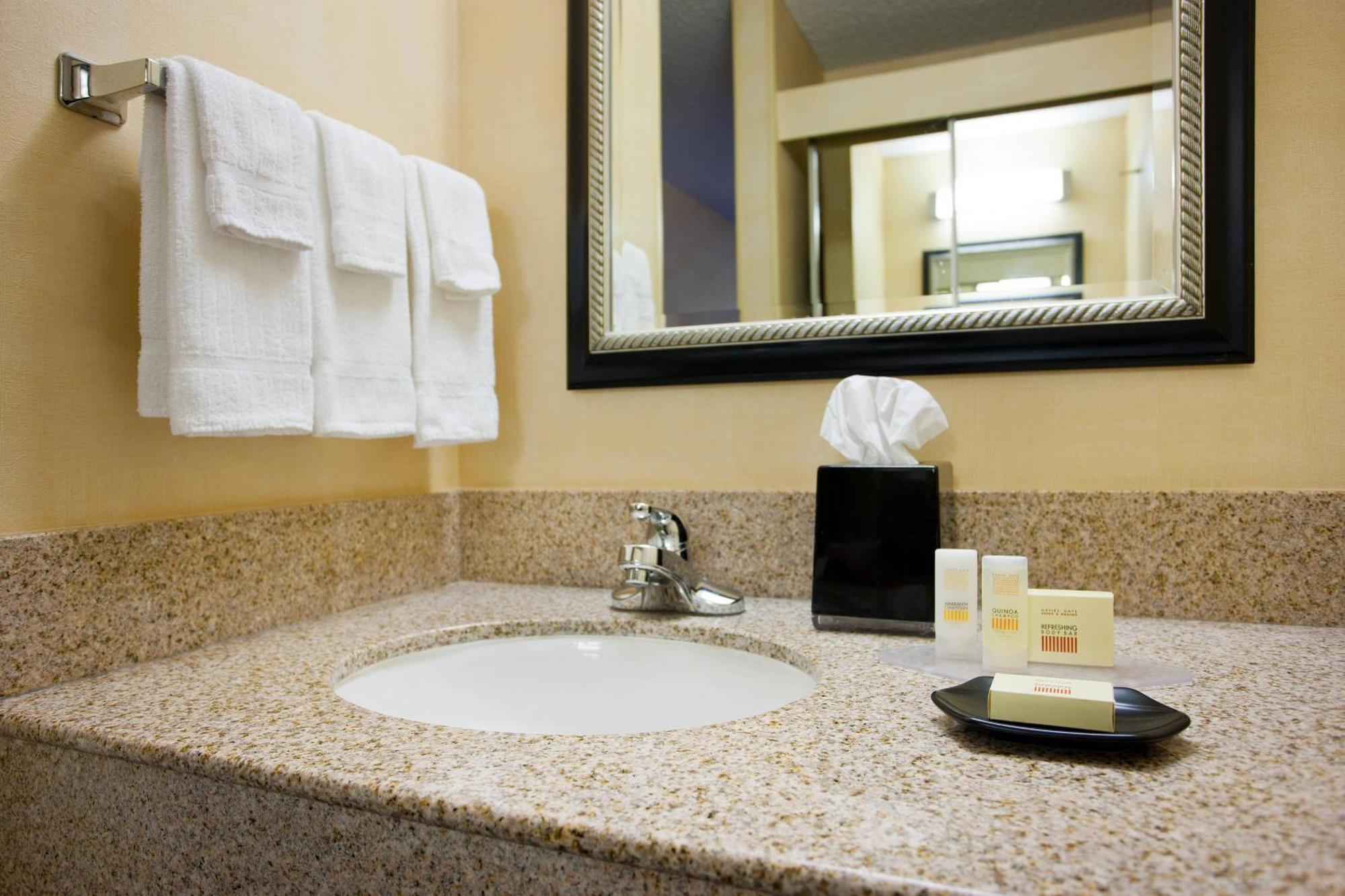 Отель Courtyard Sacramento Airport Natomas Экстерьер фото